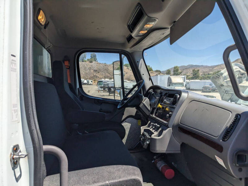 2017-freightliner-m2-26-reefer-box-truck (22)