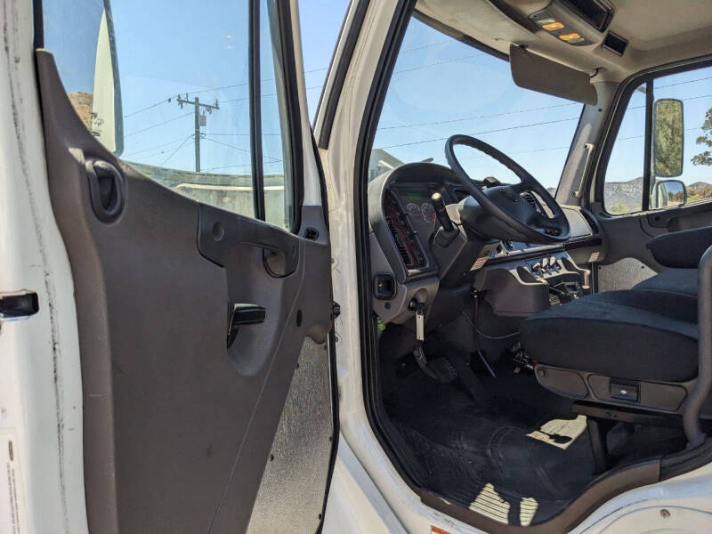 2017-freightliner-m2-26-reefer-box-truck (23)