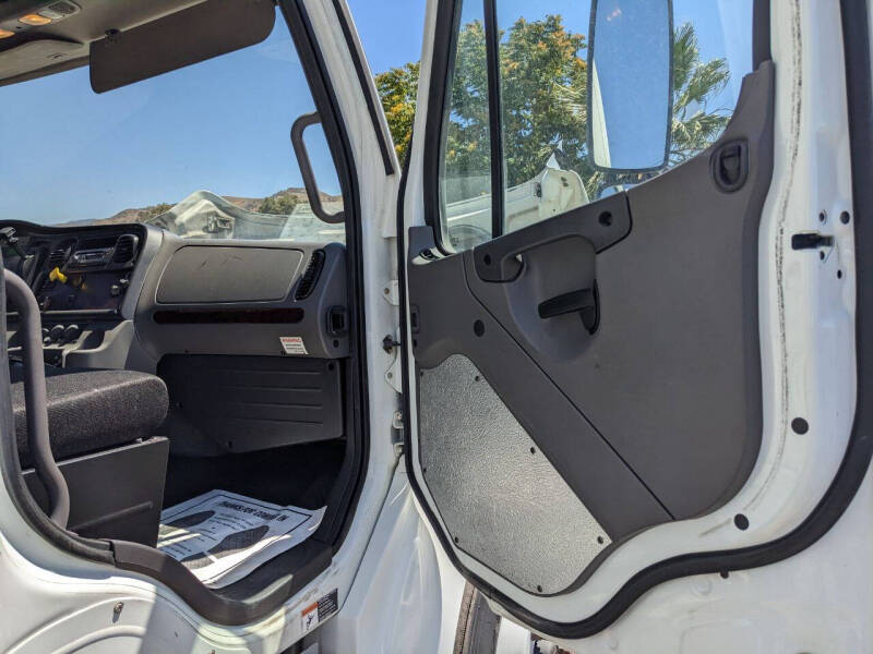 2017-freightliner-m2-26-reefer-box-truck (25)